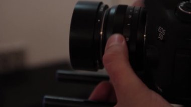 Kameraman elinde kamerayla çekim yapıyor.