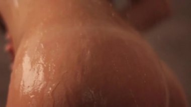 Duşta çıplak kız. Yavaş çekim.