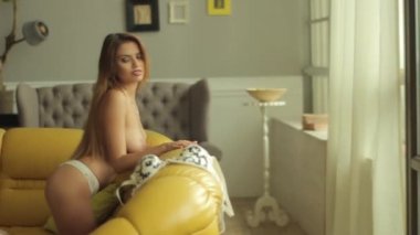 Çıplak göğüslü seksi üstsüz kız. Yavaş çekim
