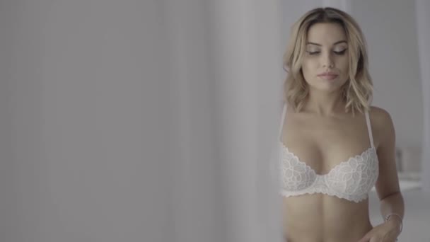 Mujer desnuda sexy. Movimiento lento . — Vídeo de stock