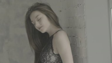 Seksi iç çamaşırlı kız. Yavaş çekim