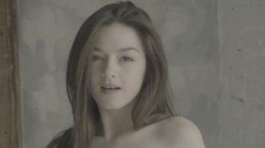 Çıplak göğüslü seksi üstsüz kız. Yavaş çekim