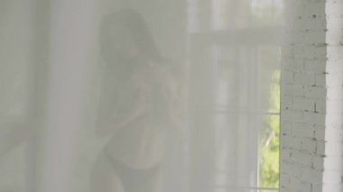 Çıplak göğüslü seksi üstsüz kız. Yavaş çekim