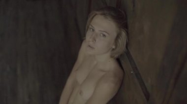 Seksi, çıplak kız. Yavaş çekim.