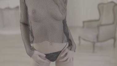 Seksi çıplak kız. Yavaş çekim.