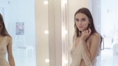 Seksi iç çamaşırlı kız. Yavaş çekim