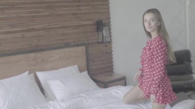 Kırmızı benekli seksi elbisesi olan kız.