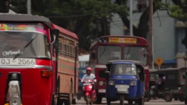 Sri Lanka şehri manzarası. Şehrin caddesi. Asya. İnsanlar.