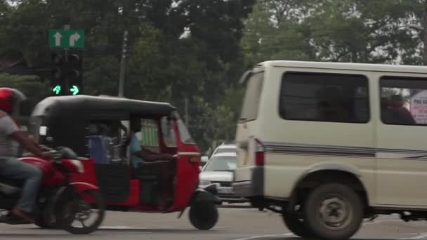 Stadsgezicht van Sri Lanka. Straat van de stad. Azië. Mensen. — Stockvideo