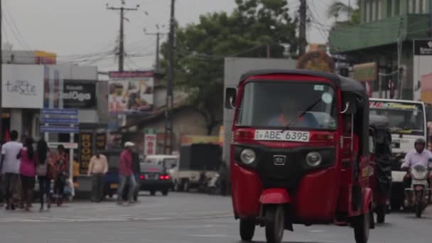 Srí Lanka városképe. A város utcája. Ázsiában. Emberek.. — Stock videók