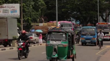 Sri Lanka şehri manzarası. Şehrin caddesi. Asya. İnsanlar.