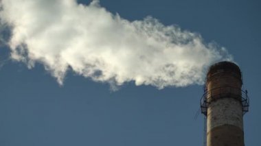 Duman bacadan geliyor. Hava kirliliği. Ekoloji. Kyiv. Ukrayna.