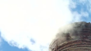 Duman bacadan geliyor. Hava kirliliği. Ekoloji. Kyiv. Ukrayna.