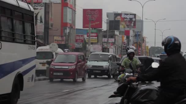 Paysage urbain du Sri Lanka. Rue de la ville. L'Asie. Les gens . — Video