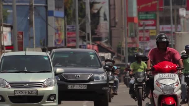 Paesaggio urbano dello Sri Lanka. Via della città. In Asia. Persone . — Video Stock