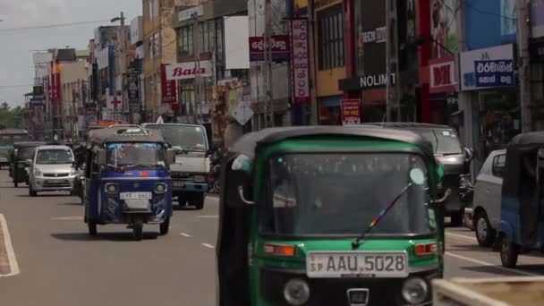 Sri Lanka şehri manzarası. Şehrin caddesi. Asya. İnsanlar. — Stok video