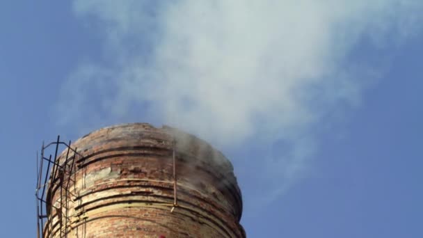 El humo viene de la chimenea. Contaminación atmosférica. Ecología. Kiev. Ucrania . — Vídeo de stock