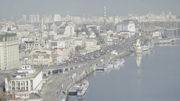 Kiev, Oekraïne. Het district Podil. Dnipro rivier — Stockvideo