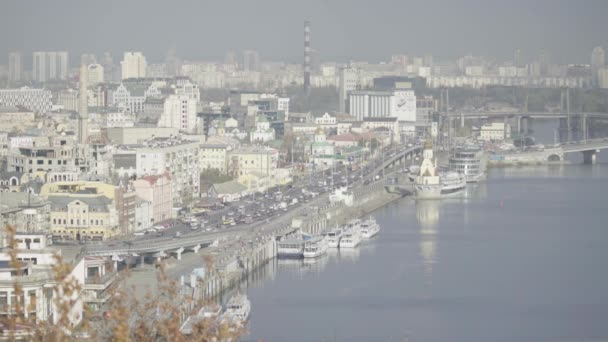 Kiev, Ucrânia. Distrito de Podil. Rio Dnipro — Vídeo de Stock