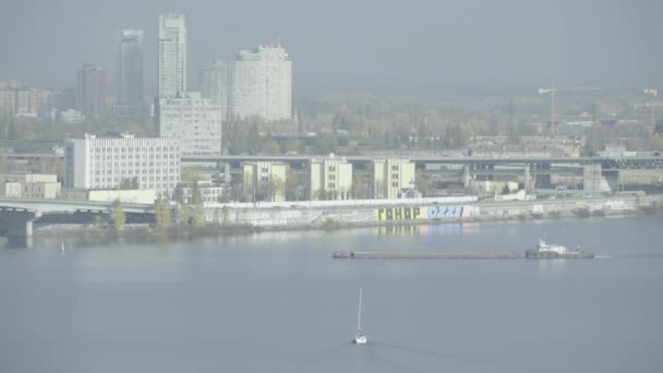 Kijów, Ukraina. Dzielnica Podil. Rzeka Dniepru — Wideo stockowe