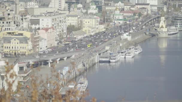 Kiev, Ucrania. Distrito Podil. Río Dnipro — Vídeos de Stock