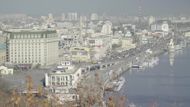 Kiev, Oekraïne. Het district Podil. Dnipro rivier — Stockvideo