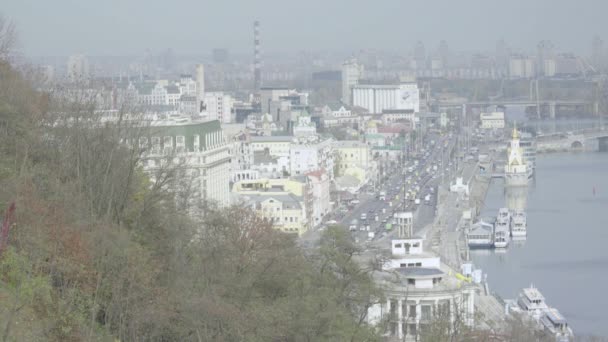 Kiev, Ucrania. Distrito Podil. Río Dnipro — Vídeos de Stock