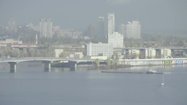 Kiev, Ucrania. Distrito Podil. Río Dnipro — Vídeos de Stock