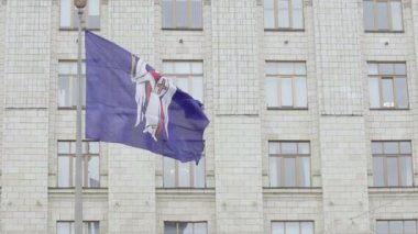 Şehir yönetimi yakınlarındaki Kyiv şehir bayrağı. Ukrayna