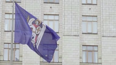 Şehir yönetimi yakınlarındaki Kyiv şehir bayrağı. Ukrayna