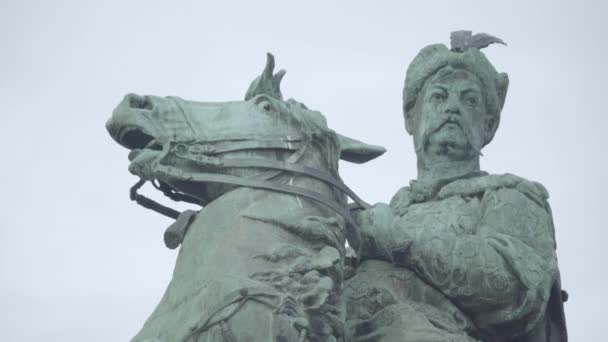 Ukrayna, Kyiv 'deki Bogdan Khmelnitsky anıtı. — Stok video