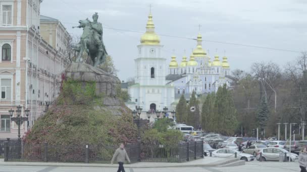 ウクライナのキエフにあるBogdan Khmelnitskyへの記念碑. — ストック動画
