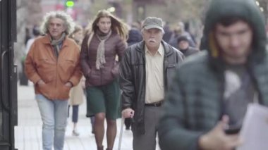 Kalabalık. Birçok insan caddede yürür. Kyiv. Ukrayna