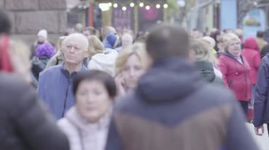 Kalabalık. Birçok insan caddede yürür. Kyiv. Ukrayna