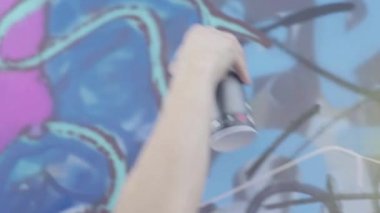 Sokaktaki bir duvara grafiti çizmek.