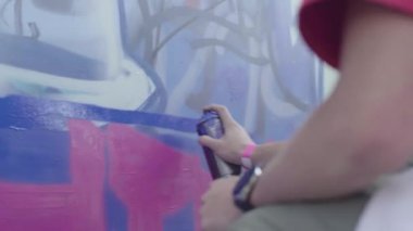 Sokaktaki bir duvara grafiti çizmek.