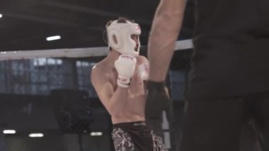 Mma sekizgeninde dövüş. Ağır çekim. Kyiv. Ukrayna