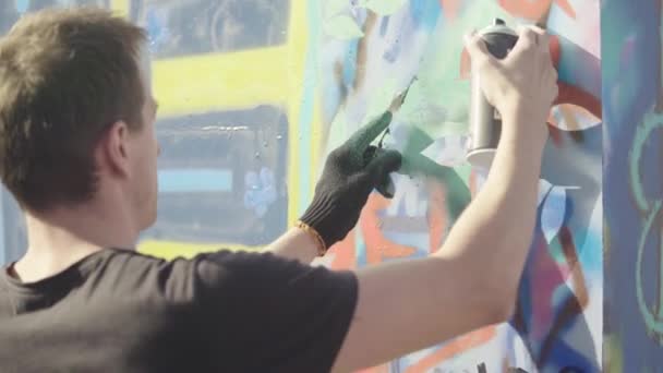 Rita graffiti på en vägg på gatan — Stockvideo