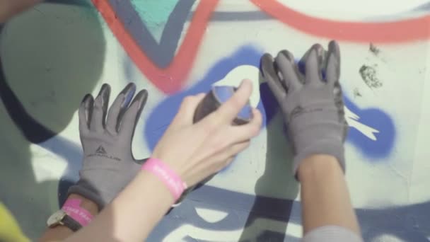 Disegno graffiti su un muro in strada — Video Stock