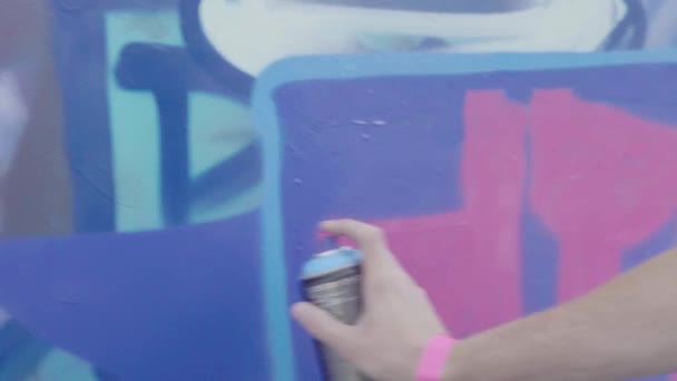 Disegno graffiti su un muro in strada — Video Stock