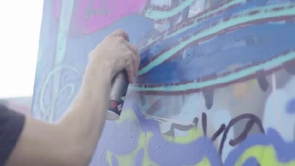 Drawing graffiti on a wall in the street — стокове відео