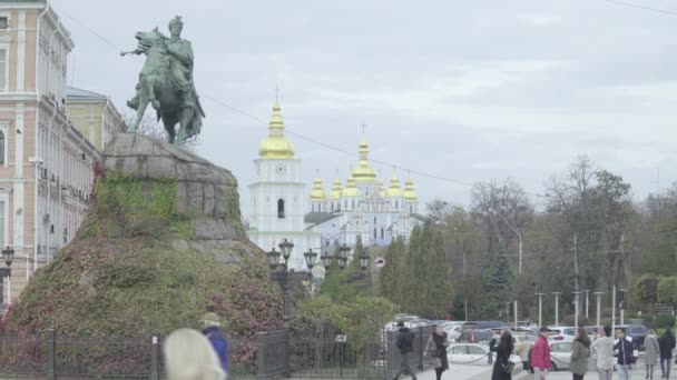 Monument voor Bogdan Khmelnitsky in Kiev, Oekraïne. — Stockvideo
