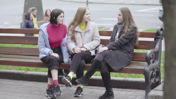 Cityscape of Kyiv. Ukraine. People on a city street. Young girls on a bench — Wideo stockowe