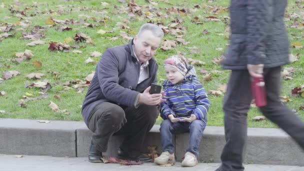 Stadtbild von Kiew. Ukraine. Menschen auf einer Straße in der Stadt. Großvater und Enkel — Stockvideo