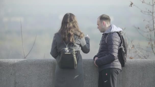 Paesaggio urbano di Kiev. Ucraina. Persone su una strada di città . — Video Stock