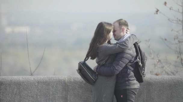 Paisaje urbano de Kiev. Ucrania. Gente en una calle de la ciudad. Amor pareja besos — Vídeo de stock