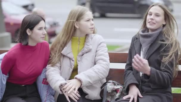Paesaggio urbano di Kiev. Ucraina. Gente su una strada cittadina. Giovani ragazze su una panchina — Video Stock