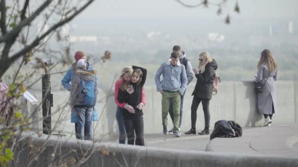 Stadtbild von Kiew. Ukraine. Menschen auf einer Straße in der Stadt. Touristen in der Innenstadt — Stockvideo