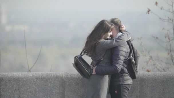 Stadsgezicht van Kiev. Oekraïne. Mensen op een straat. Liefdevolle paar kussen — Stockvideo