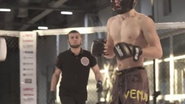 Mma sekizgeninde dövüş. Ağır çekim. Kyiv. Ukrayna